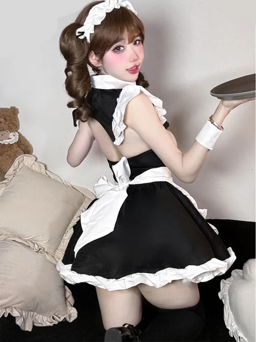 maid-cosplay-cute-dress-suit-5 a cosplay girl wears maid cosplay costume
