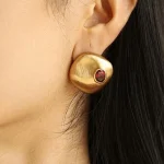 gold-earrings-diamond-decoration-1 gold ear studs