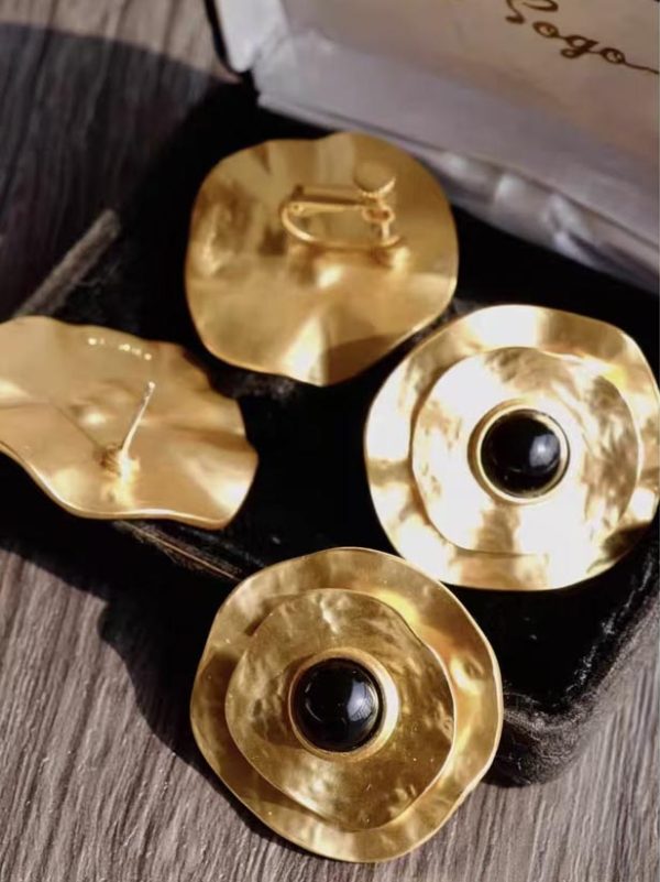 retro-earrings-black-agate-flying-saucer-4 gold earrings