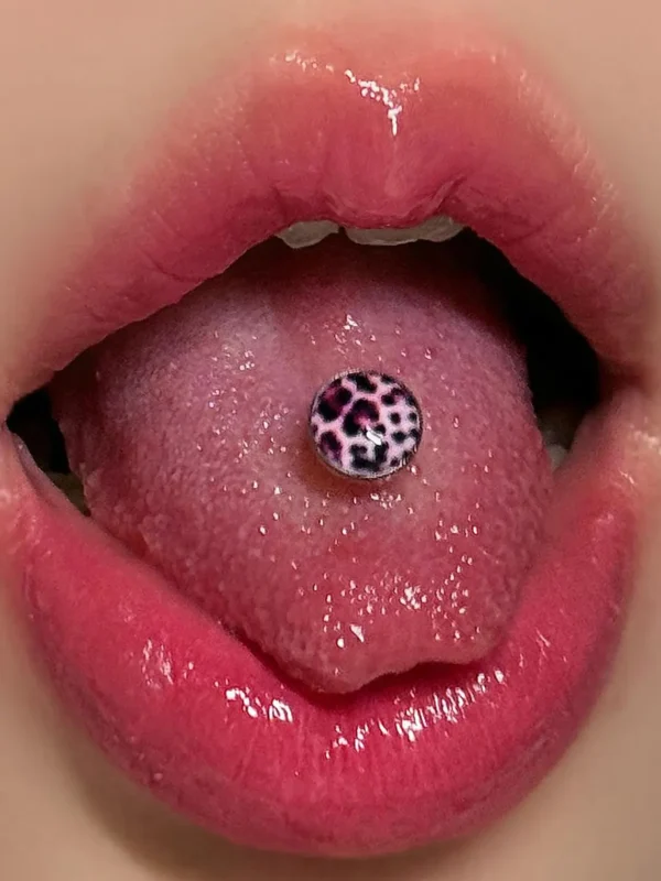 body-jewellery-leopard-tongue-stud-3 Bubbleoo leopard tongue stud L112 worn in mouth